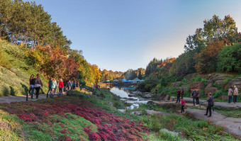 该种乌克兰令人惊异的秋天周围的老池塘索菲耶夫卡公园该种乌克兰秋天索菲耶夫卡公园该种乌克兰