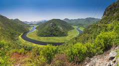 全景视图从以上的巨大的弯曲tsrnoyevicha河和的森林周围里耶卡crnojevica黑山共和国crnojevica河弯曲黑山共和国