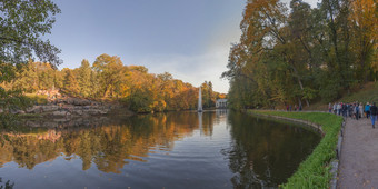 该种乌克兰美丽的秋天索菲耶夫卡公园的城市该种乌克兰秋天索菲耶夫卡公园该种乌克兰