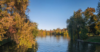 该种乌克兰令人惊异的秋天的上池塘索菲娅公园该种上池塘索菲娅公园该种乌克兰