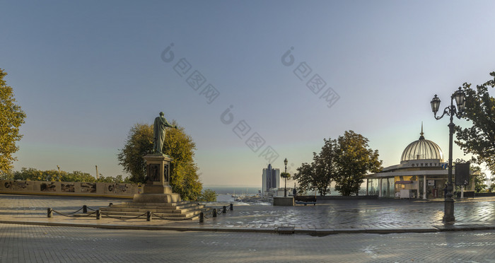 敖德萨乌克兰全景视图敖德萨海边大道和雕塑的创始人的城市阳光明媚的秋天早....敖德萨海边大道的秋天早....