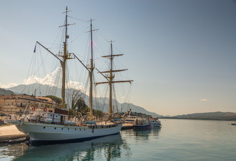 蒂瓦特黑山共和国巡航船海港口路堤蒂瓦特城市黑山共和国阳光明媚的夏天一天巡航船海港口