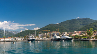 蒂瓦特黑山共和国路堤蒂瓦特城市黑山共和国阳光明媚的夏天一天的开始的巡航的湾肮脏的路堤蒂瓦特城市黑山共和国