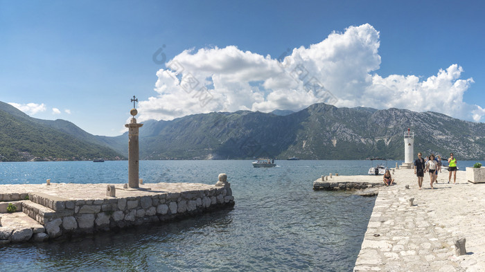 Perast黑山共和国我们的夫人的岩石教堂岛的湾肮脏的黑山共和国阳光明媚的夏天一天我们的夫人的岩石教堂黑山共和国