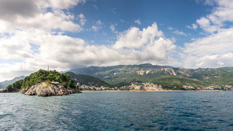 布德瓦黑山共和国船旅行沿着的海岸的度假胜地布德瓦黑山共和国阳光明媚的夏天一天船旅行沿着的海岸布德瓦黑山共和国