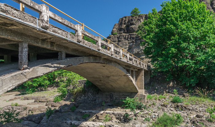 新桥在的enetikos河与绿色水和美丽的岩石形成附近迈泰奥拉希腊桥在veneticos河希腊