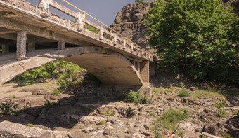 新桥在的enetikos河与绿色水和美丽的岩石形成附近迈泰奥拉希腊桥在veneticos河希腊