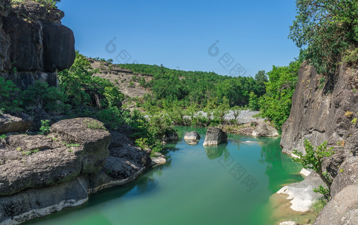 venetikos河与绿色水和美丽的岩石形成附近迈泰奥拉希腊河与绿色水希腊