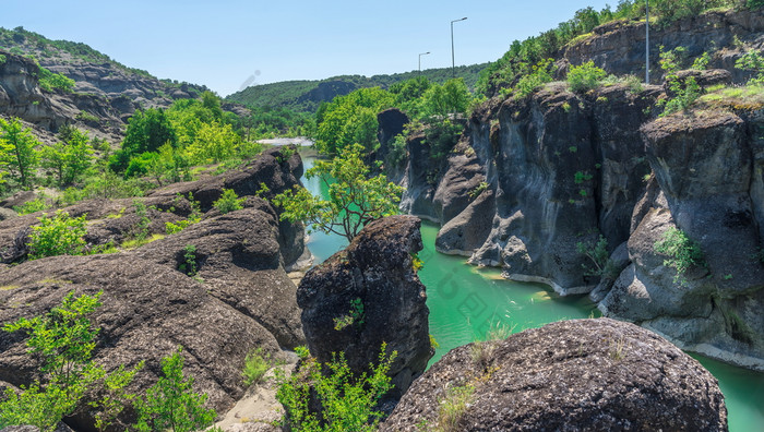 venetikos河与绿色水和美丽的岩石形成附近迈泰奥拉希腊河与绿色水希腊