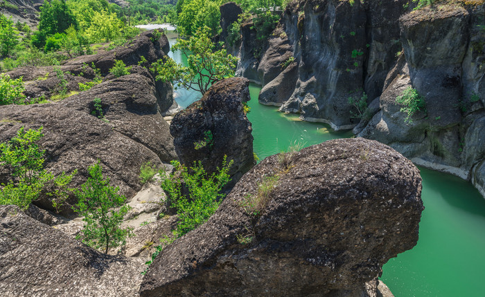 岩石和石头的峡谷的venetikos河希腊悬崖的venetikos河希腊