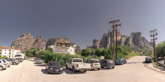 卡兰巴卡希腊小镇卡兰巴卡和视图的山迈泰奥拉直辖市的特里卡拉希腊小镇卡兰巴卡希腊