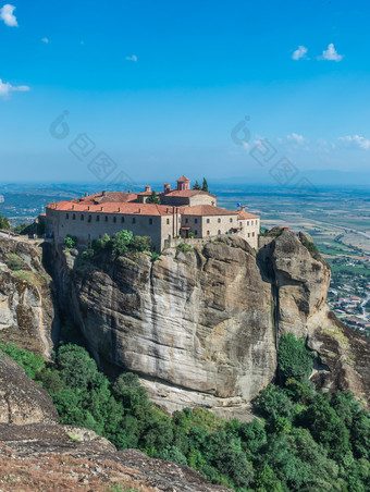 全景视图的瓦拉姆修道院迈泰奥拉卡兰巴卡小镇希腊阳光明媚的夏天一天瓦拉姆修道院迈泰奥拉希腊
