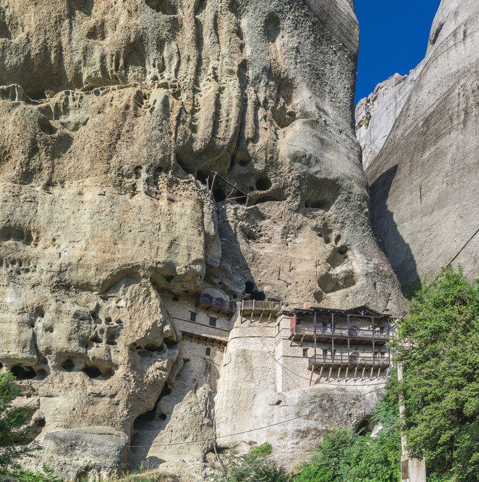 修道院洞穴隐士僧侣房子和岩石形成迈泰奥拉附近特里卡拉希腊岩石形成迈泰奥拉希腊