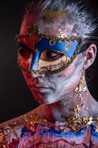 肖像年轻的戴<strong>面具</strong>的女人与有创意的化妆的主题威尼斯狂欢节有创意的讲台上化妆威尼斯夫人风格