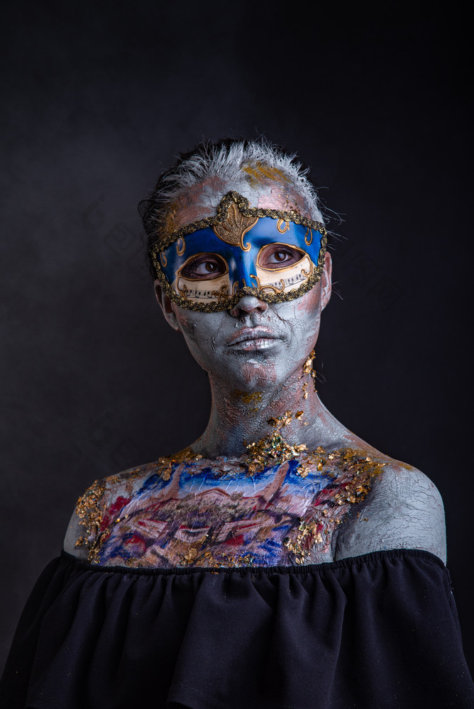 肖像年轻的戴面具的女人与有创意的化妆的主题威尼斯狂欢节有创意的讲台上化妆威尼斯夫人风格