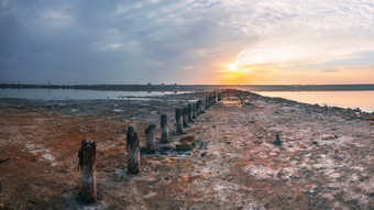 海岸和底干燥湖日落全景视图的盐湖日落