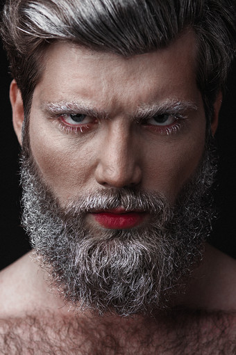 有创意的肖像头发灰白的时尚男人。与红色的嘴唇和舌头魅力男人。与红色的嘴唇和舌头