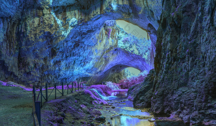 外星全景视图内部神秘的洞穴达维塔什卡洞穴保加利亚神秘的洞穴明亮的神奇的颜色