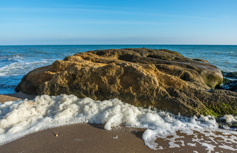 石灰石岩石的海滨附近的村丰坦卡敖德萨地区乌克兰大石灰石岩石的海滨
