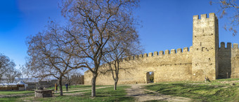 种植人乌克兰全景视图的堡垒墙和塔从的内部的种植人城堡历史和建筑纪念碑堡垒墙的种植人城堡乌克兰