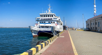 敖德萨乌克兰老快乐船双体船敖德萨港口的开始的旅游季节老乘客双体船的港口