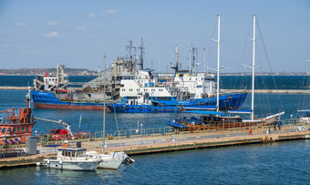 敖德萨乌克兰视图的港和皮尔斯与停车为私人游艇的敖德萨海港阳光明媚的春天一天私人游艇敖德萨海港