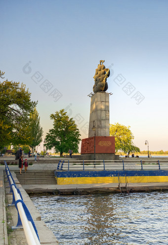 赫尔松乌克兰纪念碑的第一个造船企业赫尔松的春天晚上纪念碑的第一个造船企业赫尔松乌克兰