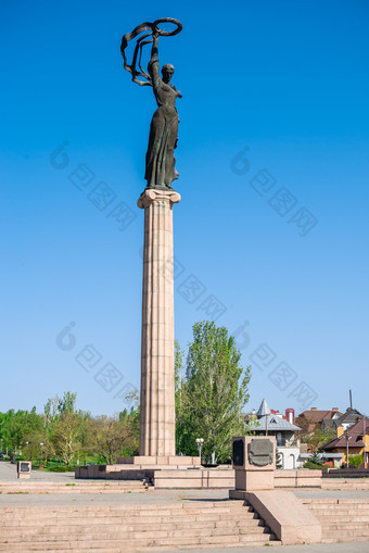 赫尔松乌克兰永恒的火焰纪念碑的公园荣耀赫尔松乌克兰阳光明媚的春天一天永恒的火焰纪念碑赫尔松乌克兰