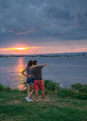 纳塞巴尔保加利亚浪漫的夫妇欣赏的日落纳塞巴尔保加利亚浪漫的夫妇的海