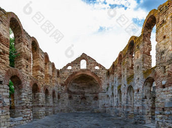 纳塞巴尔保加利亚废墟的圣索菲娅大都会教堂的老小镇纳塞巴尔保加利亚多云的夏天早....索菲娅教堂纳塞巴尔保加利亚