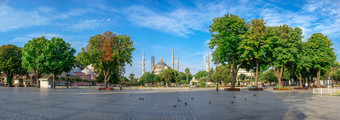 istambul火鸡许多游客走周围苏丹埃米公园的网站前hippodrome伊斯坦布尔火鸡阳光明媚的夏天早....苏丹ahmed公园伊斯坦布尔火鸡