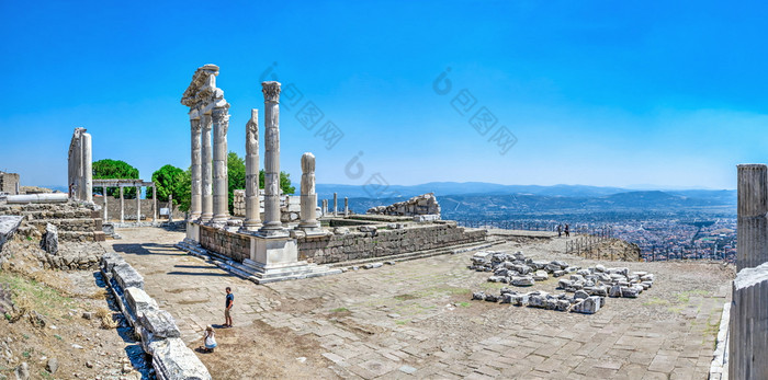 帕加马火鸡废墟的寺庙Dionysos的古老的希腊城市帕加马火鸡大大小全景视图寺庙Dionysos的帕加马古老的城市火鸡