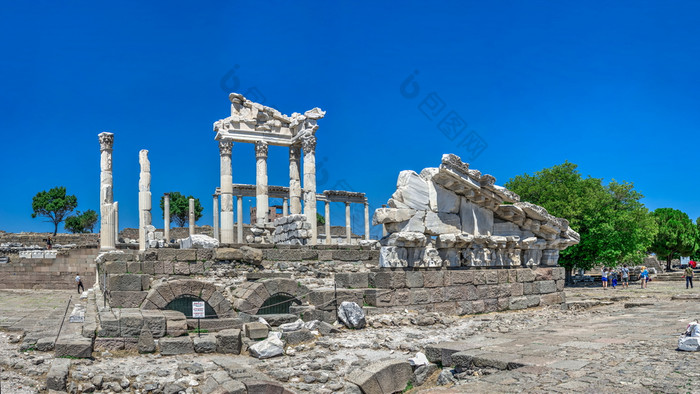 帕加马火鸡废墟的寺庙Dionysos的古老的希腊城市帕加马火鸡大大小全景视图寺庙Dionysos的帕加马古老的城市火鸡