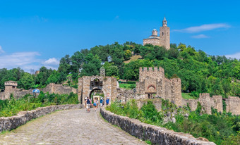 伟大tarnovo保加利亚入口Tsarevets堡垒与的父权大教堂的神圣的提升神伟大tarnovo保加利亚阳光明媚的夏天一天Tsarevets堡垒伟大tarnovo保加利亚