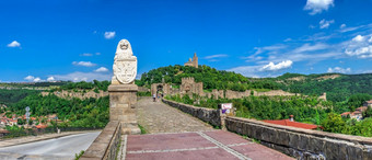 入口的Tsarevets堡垒与的父权大教堂的神圣的提升神伟大tarnovo保加利亚大大小全景视图阳光明媚的夏天一天入口的Tsarevets堡垒伟大tarnovo保加利亚