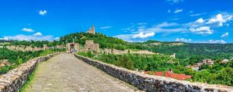 入口的Tsarevets堡垒与的父权大教堂的神圣的提升神伟大tarnovo保加利亚大大小全景视图阳光明媚的夏天一天入口的Tsarevets堡垒伟大tarnovo保加利亚