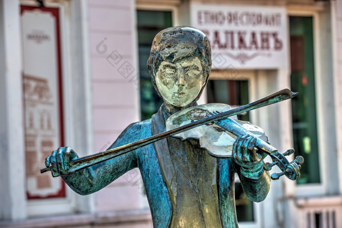 卢塞保加利亚雕塑小提琴家男孩的城市卢塞保加利亚阳光明媚的夏天一天雕塑小提琴家男孩的城市卢塞保加利亚