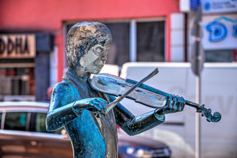 卢塞保加利亚<strong>雕塑</strong>小提琴家男孩的城市卢塞保加利亚阳光明媚的夏天一天<strong>雕塑</strong>小提琴家男孩的城市卢塞保加利亚