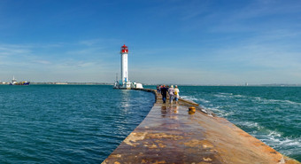 敖德萨乌克兰游览敖德萨灯塔的港敖德萨海港阳光明媚的夏天一天游览的沃龙佐夫灯塔敖德萨乌克兰