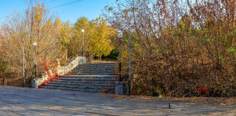 老楼梯的公园附近的湖阳光明媚的秋天晚上的村伊万基Cherkasy地区乌克兰老楼梯的公园附近的湖秋天