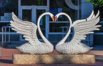 别尔江斯克乌克兰天鹅雕塑别尔江斯克乌克兰夏天早....雕塑天鹅别尔江斯克乌克兰