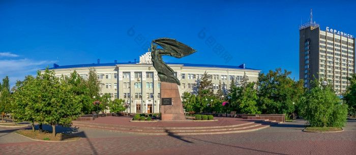 别尔江斯克乌克兰纪念碑自由战士别尔江斯克城市乌克兰夏天早....纪念碑自由战士别尔江斯克乌克兰