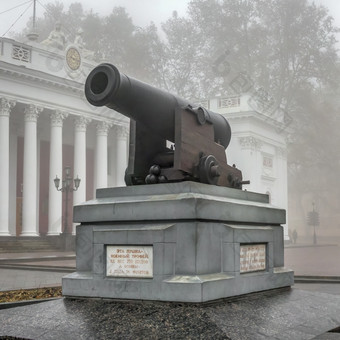 敖德萨乌克兰纪念碑的大炮primorsky大道敖德萨乌克兰多雾的秋天一天纪念碑的大炮primorsky大道敖德萨乌克兰