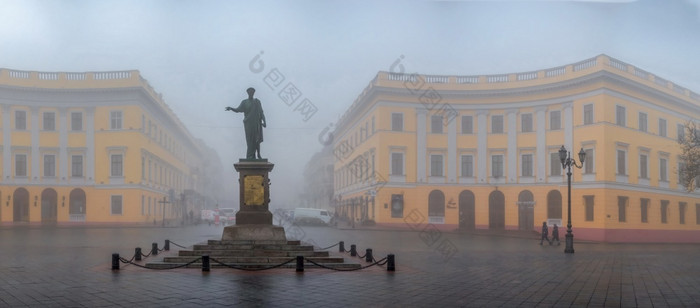 敖德萨乌克兰纪念碑公爵黎塞留敖德萨乌克兰多雾的秋天一天纪念碑公爵黎塞留敖德萨乌克兰