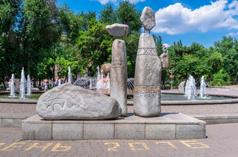 扎波罗热乌克兰喷泉生活扎波罗热乌克兰阳光明媚的夏天早....喷泉生活扎波罗热乌克兰