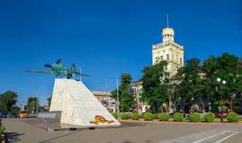 扎波罗热乌克兰纪念碑的勇士飞行员扎波罗热乌克兰阳光明媚的夏天早....纪念碑的勇士飞行员扎波罗热乌克兰