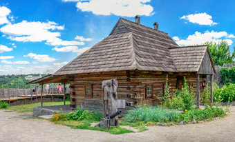 扎波罗热乌克兰传统的乌克兰小屋的国家储备khortytsia扎波罗热乌克兰阳光明媚的夏天一天乌克兰房子的国家储备khortytsia扎波罗热乌克兰