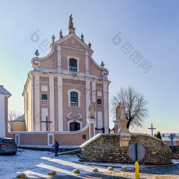 卡米亚涅茨-波迪尔斯基乌克兰教堂的神圣的三一的三位一体的修道院卡米亚涅茨-波迪尔斯基历史中心阳光明媚的冬天早....神圣的三一教堂卡米亚涅茨-波迪尔斯基乌克兰