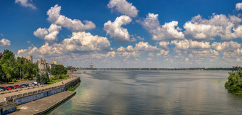 Dnipro乌克兰大大小全景视图的第聂伯河河和路堤Dnipro乌克兰阳光明媚的夏天早....第聂伯河河和路堤Dnipro乌克兰