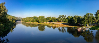 斯维亚托戈尔斯克乌克兰塞维尔斯基顿涅茨河附近的斯维亚托戈尔斯克斯维亚托希尔斯克犁阳光明媚的夏天早....塞维尔斯基顿涅茨河附近的斯维亚托戈尔斯克犁乌克兰